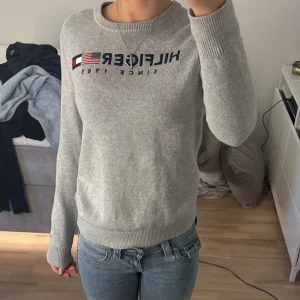 Grå tröja från Tommy Hilfiger - Fin Tommy Hilfiger tröja med broderat på framsidan. Är i storlek 164 köpt på kidsbrandstore. Är i fint skick🤍