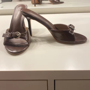 Bruna klackskor - Snygga bruna klackskor med öppen tå, skorna är från SHEIN och är använd bara en gång. Storlek 39💕