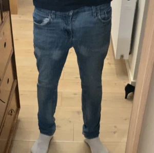 Feta levis slim jeans - Jag är en 170 och den sitter såhär på mig