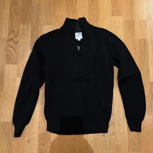 Half zip  - Snygg svart half zip tröja från Next. Perfekt för en stilren look. Tröjan har långa ärmar och en bekväm passform. Nästan helt oanvänd. Hör gärna av er med frågor eller funderingar!
