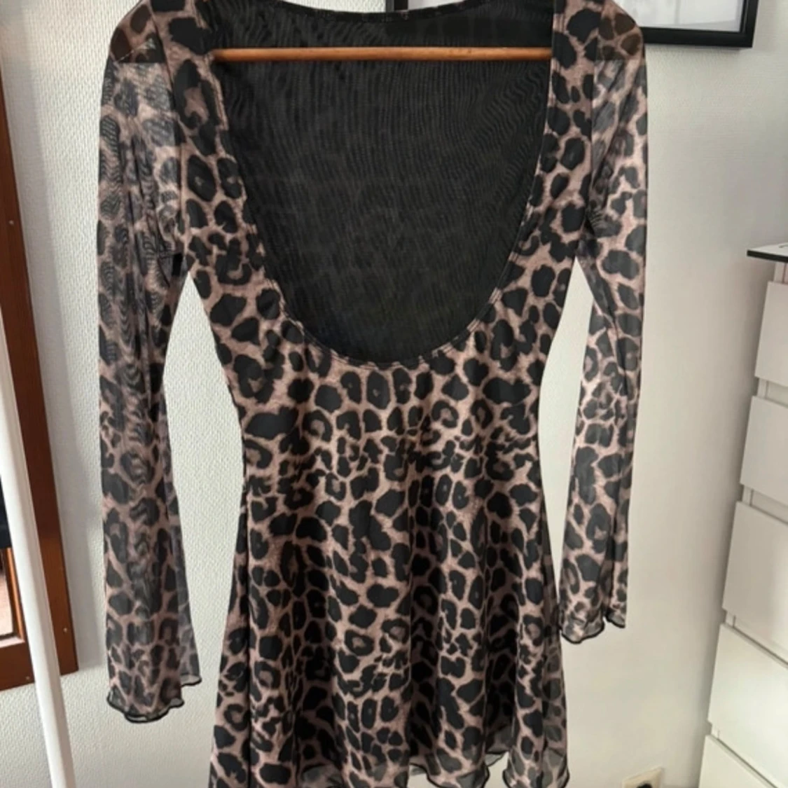 Leopard klänning med öppen rygg  - 2