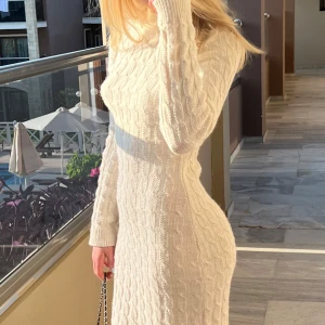 Beige stickad klänning med öppen rygg - Så elegant klänning som följer kroppen snyggt, mjukt material och superskön att bära! Stickad design med öppen rygg. Väldigt ljus beige så fin till våren🥰