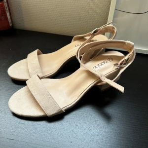 Beige klackar - Snygga beige klackar från Boohoo med öppen tå och justerbart spänne. Aldrig använda