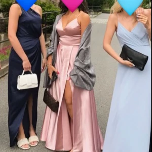 Rosa Balklänning  - Säljer min fina balklänning då den tyvärr inte kommer till någon användning längre. Den är köpt för 4 000kr men jag kan tänka mig släppa den för 1200kr🩷