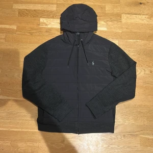 Ralph Lauren Cardigan - Säljer nu denna extremt eftertraktade Ralph Lauren cardiganen! Väldigt bra skick och extremt stilig! Storlek: M och extremt bra nu i vår och på sommarkvällarna då den är lite tunnare. Skick: 9/10 självklart äkta. Har även scan! Om du har mer frågor svarar jag väldigt snabbt i dm’s😊