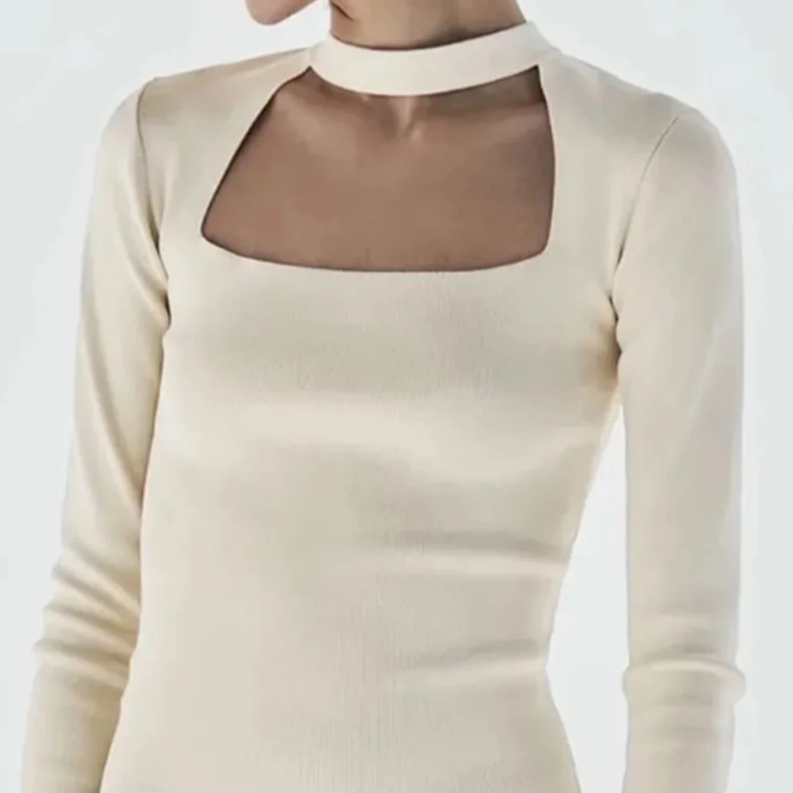 Beige långärmad topp med unik halsdesign