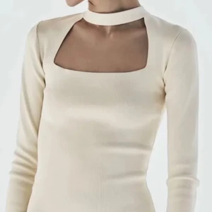 Beige långärmad topp med unik halsdesign - Snygg beige långärmad topp med en unik halsdesign och transparent detalj vid halsen. Perfekt för en stilren look.