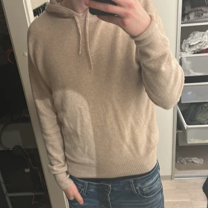 100 % CASHMERE HOODIE - Säljer en stilren beige hoodie från Carmés i storlek M. Knappt använd i ny skick för endast 899, pris kan diskuteras vid snabb affär. 100% cashmere vilket gör de till ett väldigt billigt pris 