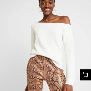 Vit offshoulder tröja - Snygg vit stickad tröja, fint skick