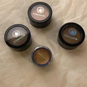 Ögonskuggor från Depend och Sence - Säljer fyra ögonskuggor i olika nyanser. Tre från Depend i bruna och beige toner, och en från Sence i en skimrande brun nyans. Perfekta för att skapa både naturliga och dramatiska looks. 
