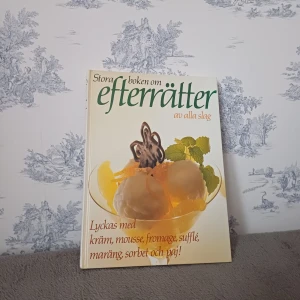 Stora boken om efterrätter av alla slag - Denna bok är en omfattande guide till att lyckas med olika typer av efterrätter som kräm, mousse, fromage, sufflé, maräng, sorbet och paj. Perfekt för den som vill imponera med sina dessertkunskaper.