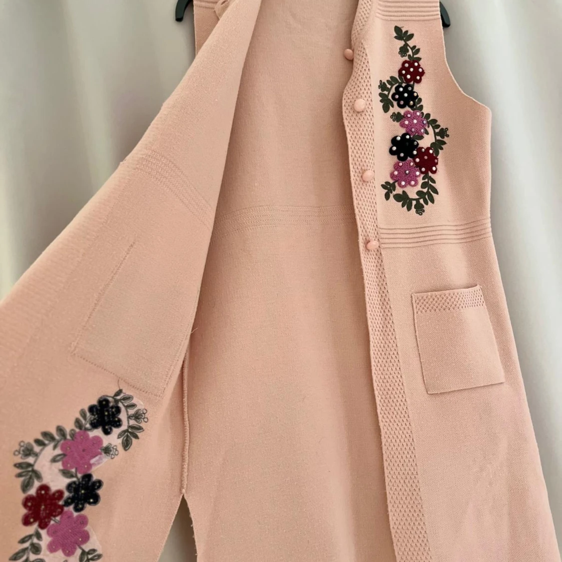 Ljusrosa stickad väst med blommigt broderi - 1