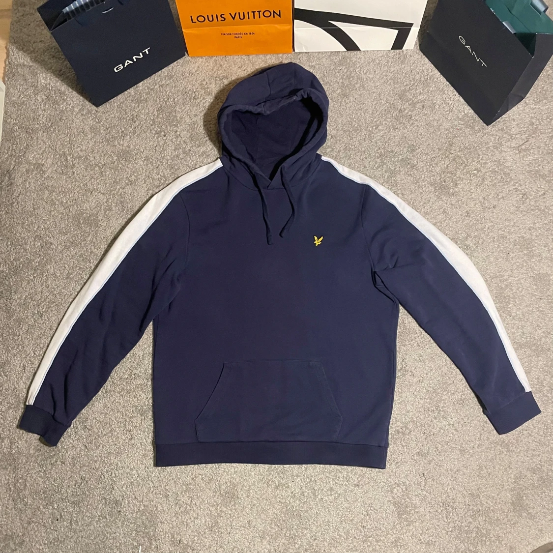 Mörkblå hoodie från Lyle & Scott