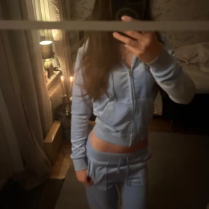 Juicy Couture sett - Säljer detta jätte snygga juicy sett eftersom de inte kommer till användning, det är knappt använt. Fler bilder kan skickas💕buda! Byxorna är i S och tröjan i Xs
