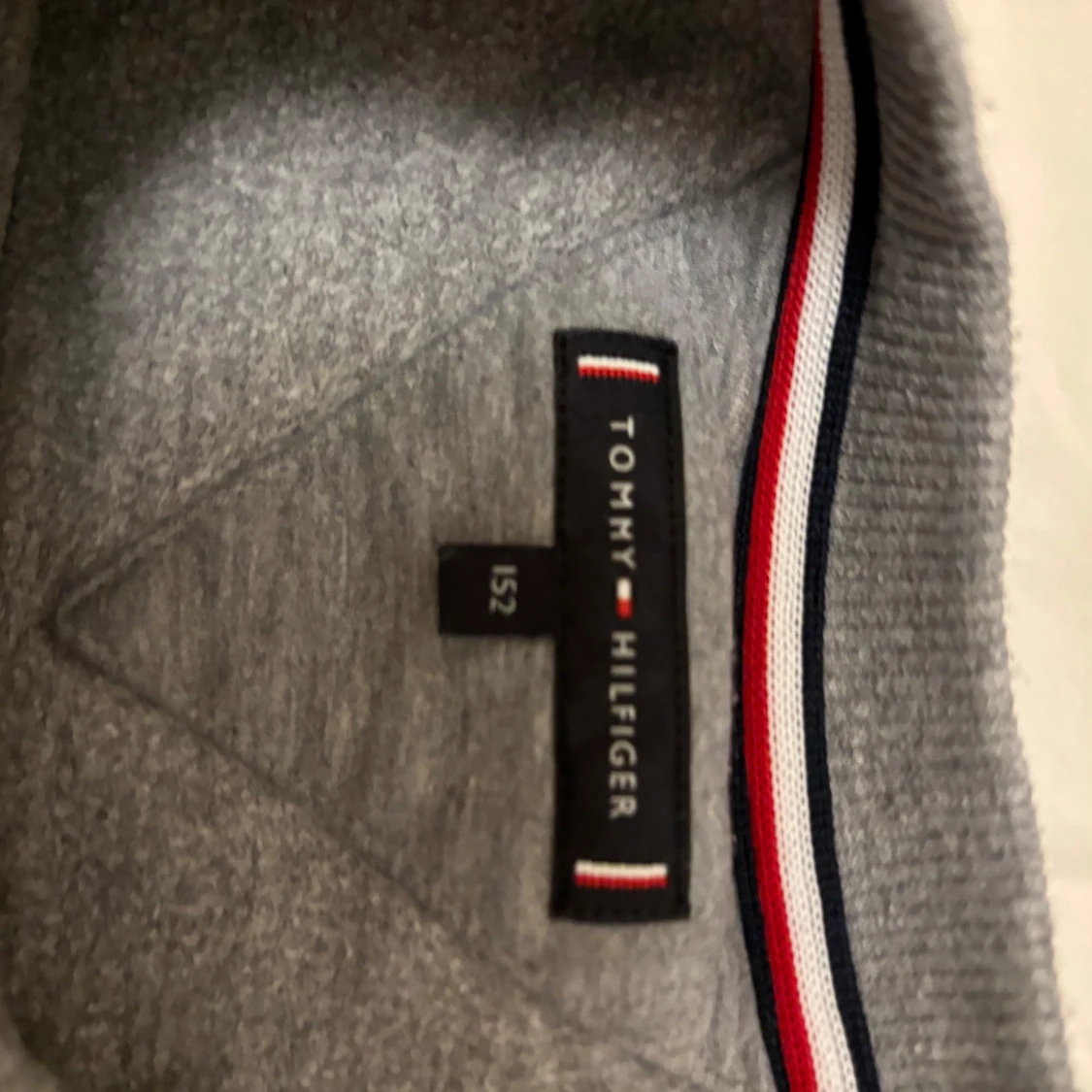 Grå långärmad tröja från Tommy Hilfiger - 2
