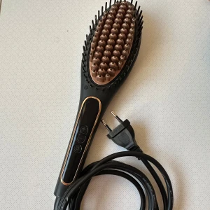 Värmeborste  - Inget defekt på produkten. Perfekt till att använda för att platta håret. 