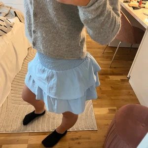 Ljusblå volangkjol - Säljer en söt ljusblå volangkjol 🩷 kjolen passar även perfekt till topp och är det perfekta plagget till sommaren 🩷