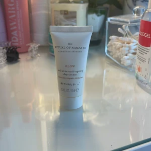 Rituals The Ritual of Namaste Glow Day Cream - Rituals The Ritual of Namaste Glow är en dagkräm med anti-ageing egenskaper och radiance-boost. Innehåller bakuchiol repair complex för att ge huden en strålande lyster. Perfekt för daglig användning.