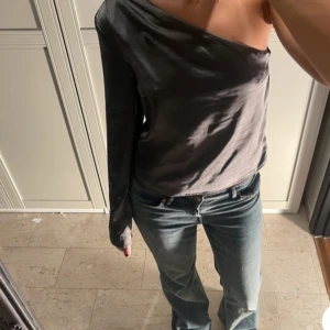 Grå oneshoulder topp - Säljer denna super fina oneshoulder toppen💞💞💞pris kan diskuteras💞(lånad bild)💞men sitter samma💞
