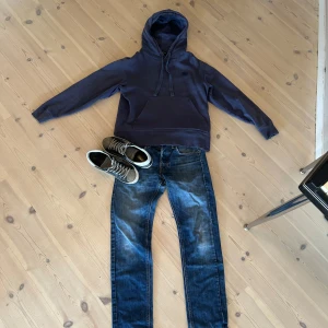 Blå jeans från Lee - Snygga blå jeans från Lee. Modellen heter Daren. Storlek 30/32 och är i väldigt bra skick. Hör av er vid funderingar! Jeansen sitter mer regular och är raka i modellen! 