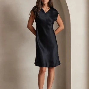 Svart klänning - Säljer en stilren svart klänning med korta ärmar. Perfekt för en enkel och elegant look. Klänningen har en rak passform och är knälång.