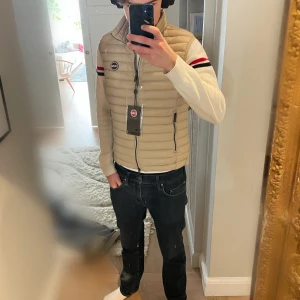 Colmar Väst - Colmar väst | Beige | Perfekt till sommaren med den snygga ljusa färgen! Ett par vita shorts och en vit tshirt med denna! 🔥 | Helt ny aldrig använd ute! Label kvar. ⚠️Säljer eftersom jag fick en annan väst som passa bättre | Gör inge vinst på denna, vill inte pusha på en försäljning med marginal med andra ord. ⚠️ Eftertraktad färg! Nypris 3000, få kvar på Mintoo 