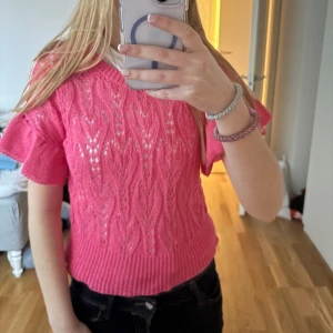 Rosa stickad topp från Meet me there - Säljer en söt rosa stickad topp från Meet me There. Den har ett fint broderat mönster och kort volangarm. Storlek xxs/xs. Passar mig som är en xs