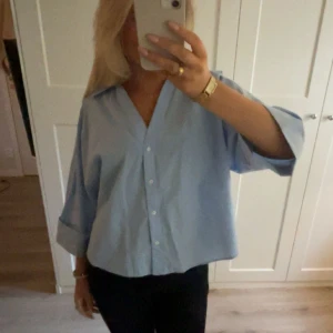Blå trekvartsärmad skjorta - Säljer min superfina blå skjorta från Zara då den inte kommer till användning, storlek M men passar allt från XS-M beroende på vilken passform man vill ha💕