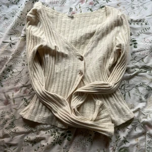 Beige ribbad kofta med knappar - Säljer en ribad beige kofta med knappar framtill. Den från Nelly och sällan använd 🎀 