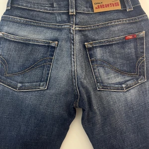 Blå jeans från Only - Snygga blå jeans från Only, köpta på Vinted men tyvärr var dem lite små, mått finns i bilderna🩷