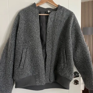 Grå jacka hm  - Jättefin slutsåld jacka från hm. Superbra skick i storlek xs🙌🏼