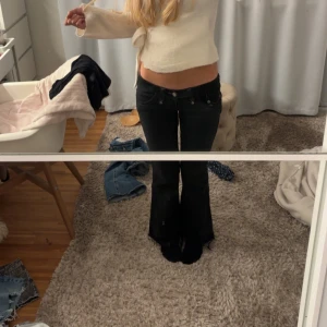 Svarta bootcut jeans -  svarta bootcut jeans med låg midja, snitna längst ner vid benen då jag har trampat på dem, men annars bra skick.❤️ÄR 160cm LÅNG!❤️