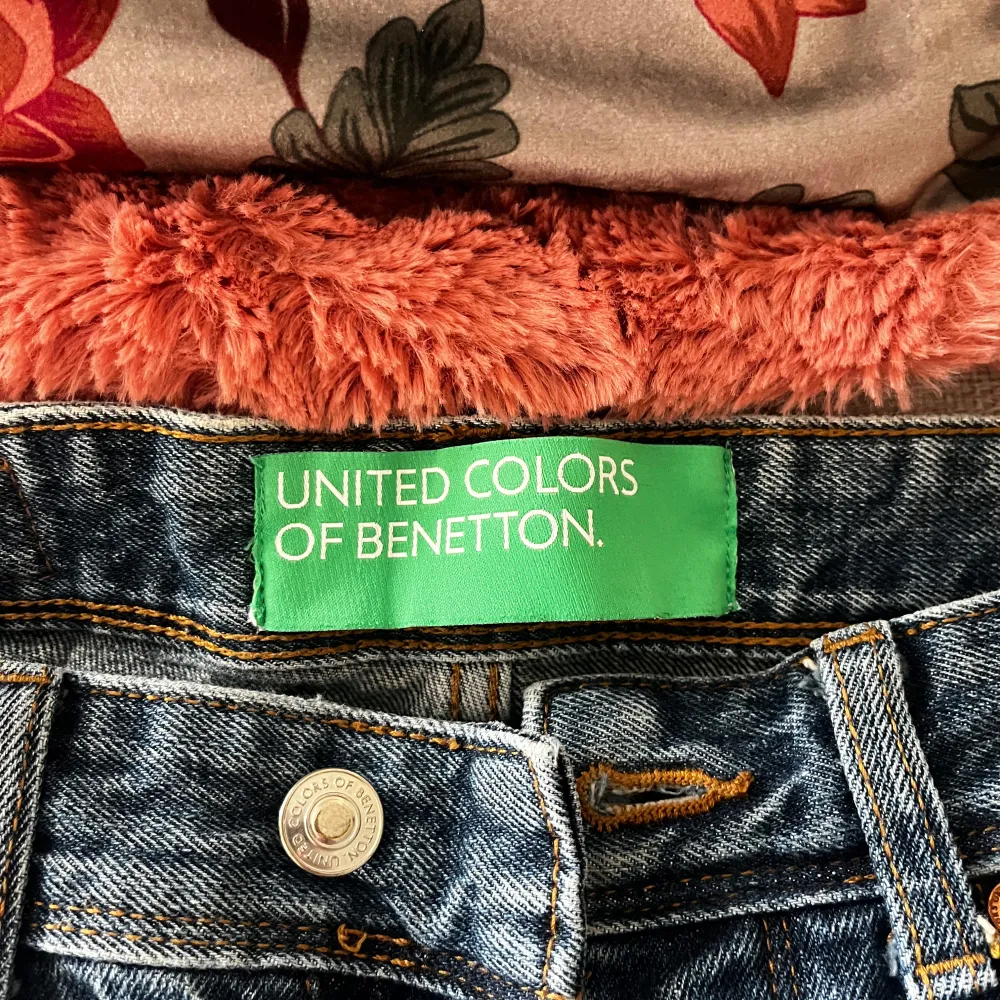 Snygga blå jeans från United Colors of Benetton med klassisk femficksdesign och knappgylf. Perfekta för en avslappnad stil. . Farkut & Housut.