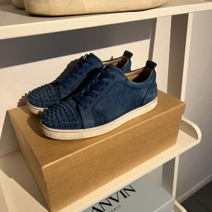 Christian Louboutin - Snabb affär prioriteras!!             Säljer dessa sjukt snygga loubsen då dem ej kommer till användning! Bra skick! Rare CW, full og!😎                     Lägg ett prisförslag om inte priset passar! Och nej 2000kr kommer jag inte att sälja dem för.