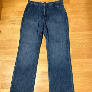Vintage Jeans - Vintage Jeans i väldigt bra skick, loose passform, lägger sig fint över skorna. Outfitbild finns vid förfrågan.