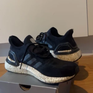 Svarta Adidas Ultraboost sneakers - Tjena säljer mina svarta Adidas Ultraboost som har blivit för små för mig.