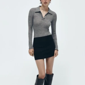 Svart kortkjol - Snygg svart kortkjol med en tight passform. Perfekt för att skapa en stilren look. Kjolen är enkel och elegant, vilket gör den lätt att matcha med olika toppar och accessoarer. Kjolen är endast testad men aldrig använd då jag tycker att den är för liten för mig💗