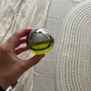 Säljer en fräsch parfym från DKNY, Be Delicious. Flaskan är rund med en silverfärgad topp och en genomskinlig grön botten som ger en modern och stilren look. Perfekt för den som älskar fruktiga och fräscha dofter.    OBS: kan vara testad!!!