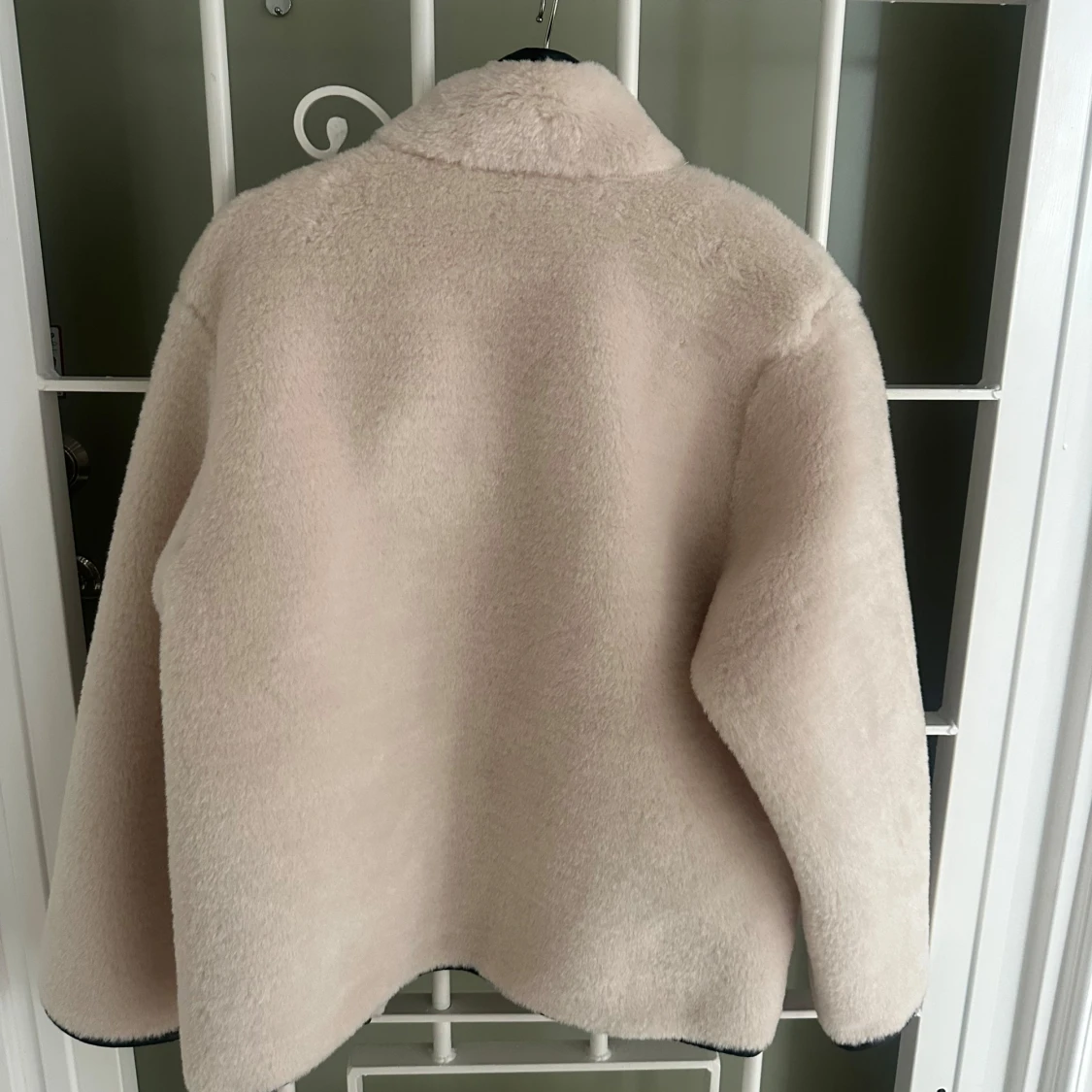 Beige teddyjacka från H&M - 2
