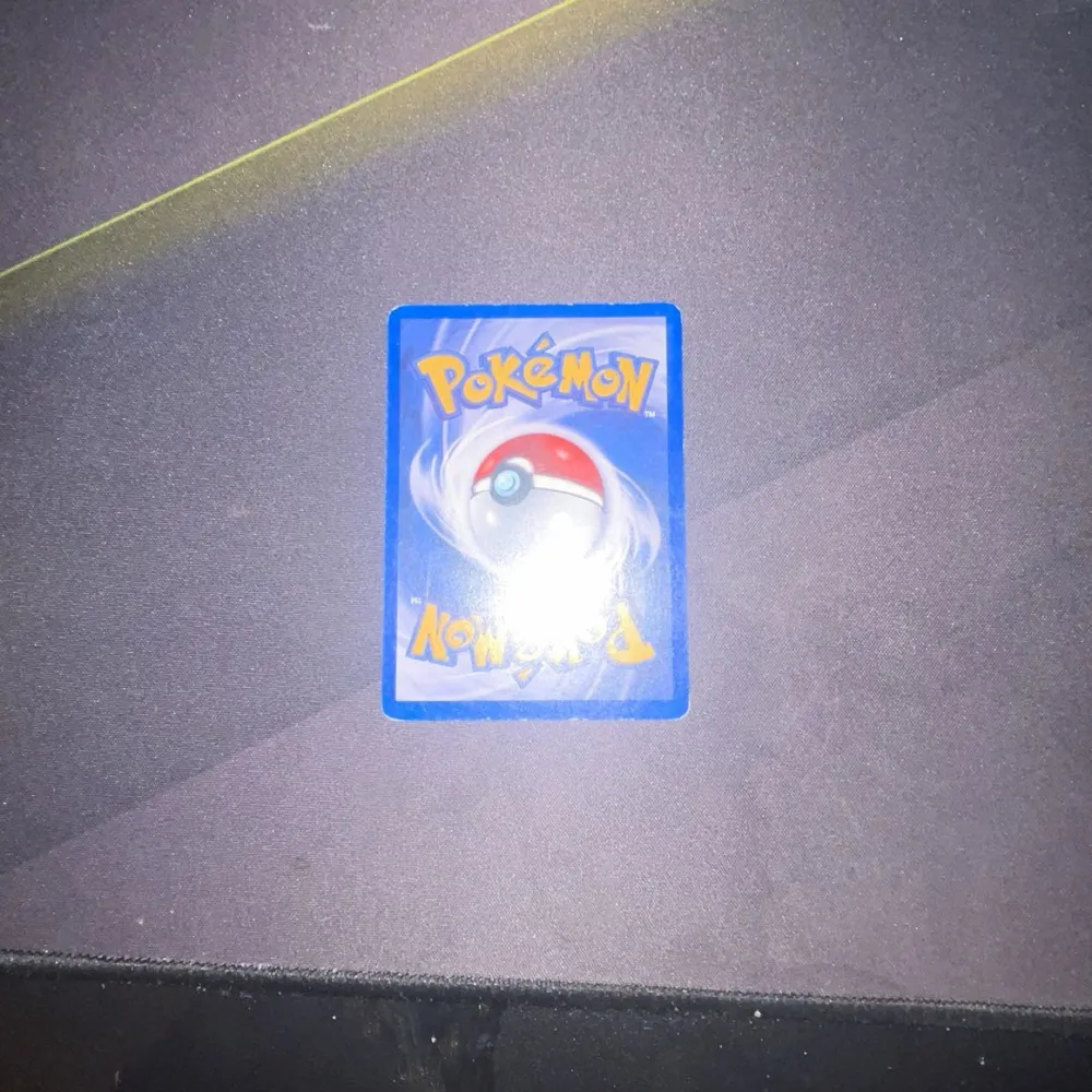 Säljer ett Magikarp Pokémonkort med blå ram och klassisk design. Kortet har en bild av Magikarp i mitten och text med dess egenskaper och attacker, den har lite white spots på sidorna. Perfekt för samlare eller Pokémonfans!. Muu.
