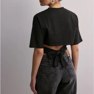 Nelly Open Back Tie Tee - Oanvänd 