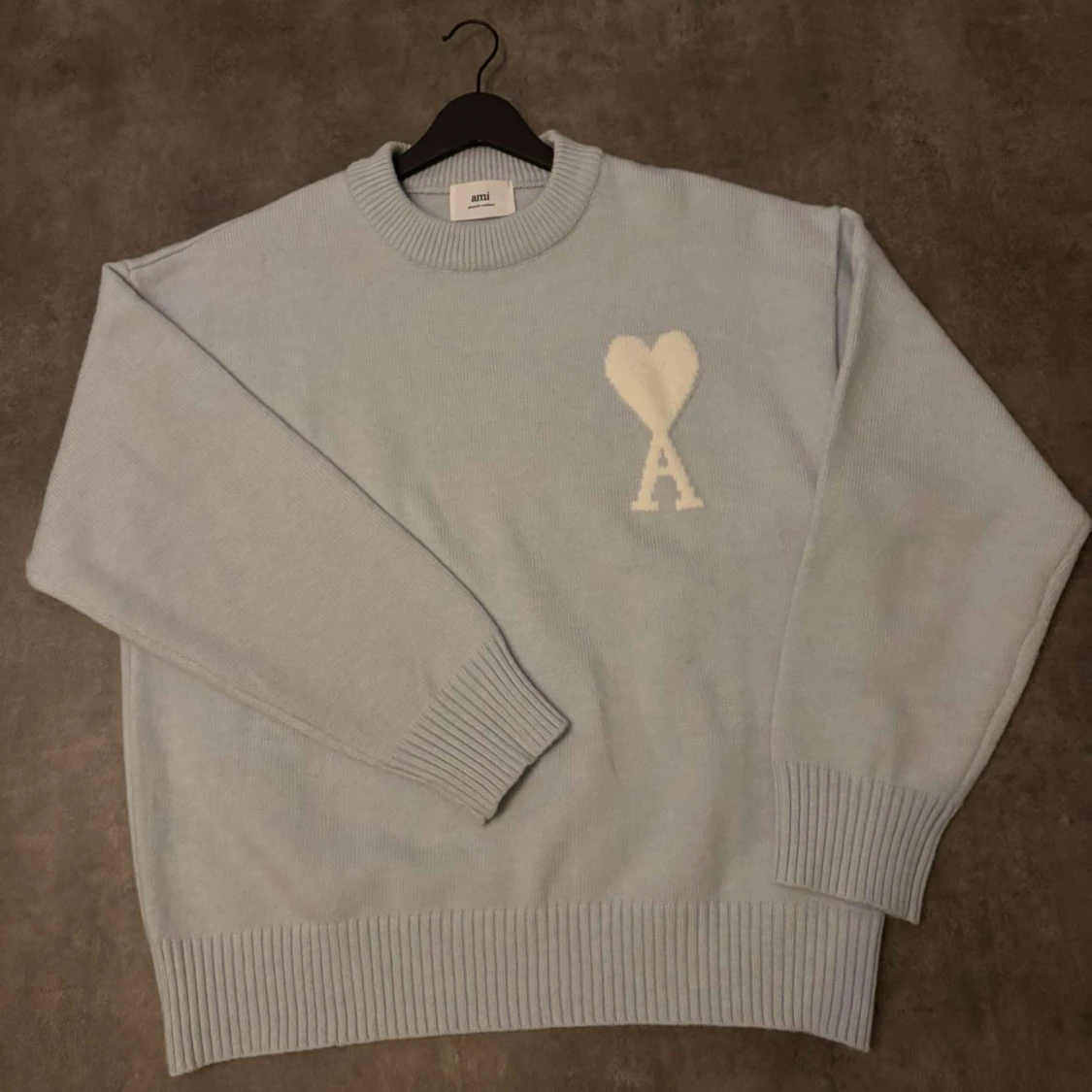 Ljusblå stickad tröja från Ami