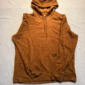 Vintage Dickies hoodie - Brun Vintage fleece hoodie från Dickies. I mycket bra skick. Liten Dickeis logga på fickan. Perfekt för kommande varma vår dagar. Material av polyester.