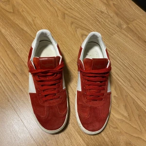 Valentino Flycrews  - Säljer ett par sjukt feta Valentino Flycrews i mocka! Storlek 40, innersulan 27cm | Alla nitar på plats | Ingen og låda eller dustbag medföljer | Skicket på skorna är i använt skick men ändå fina! | | Priset är 3899kr, Pris kan diskuteras  | Bara att höra av sig vid fundering🙌