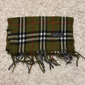 Burberry halsduk - Grön burberry halsduk i nyskick. Inga tecken på användning.
