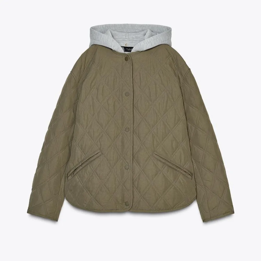 Söker denna slutsålda Zara jacka i strl XS-S för ca 400kr. SNÄLLA skriv om ni vill sälja!!!. Takit.