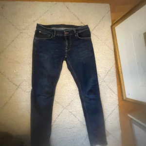 Mörkblå jeans från nudie - Kanon jeans från nudie. W33 L32. Bara och skriv om fråger om priset och jeansen