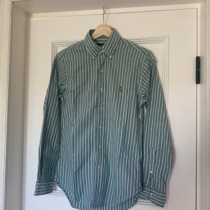 Ralph lauren skjorta - Tja, säljer denna riktigt snygga randiga skjortan ifrån ralphlauren. Den har inga defekter och är i mycket fint skick. Tveka inte på att höra av dig vid funderingar! Mvh Joel