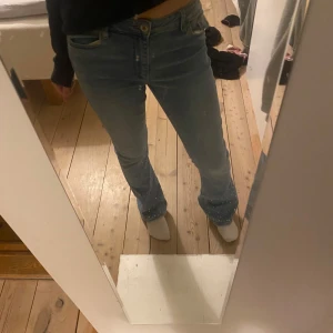 Blå jeans med paljettdetaljer - Snygga blå jeans med paljetter längs benen. Från ginatricot storlek 164