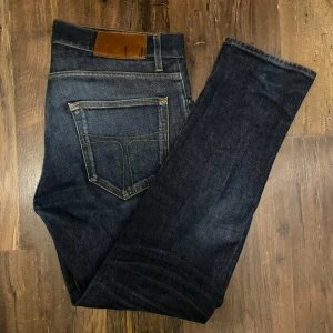 Tiger of Sweden jeans -  jeans från tiger of Sweden med en klassisk femficksdesign. Tillverkade i Italien, jeansen är i modellen pistolero som är slimfit, modellen är ca 182, tveka inte att kontakta vid eventuella frågor 😀
